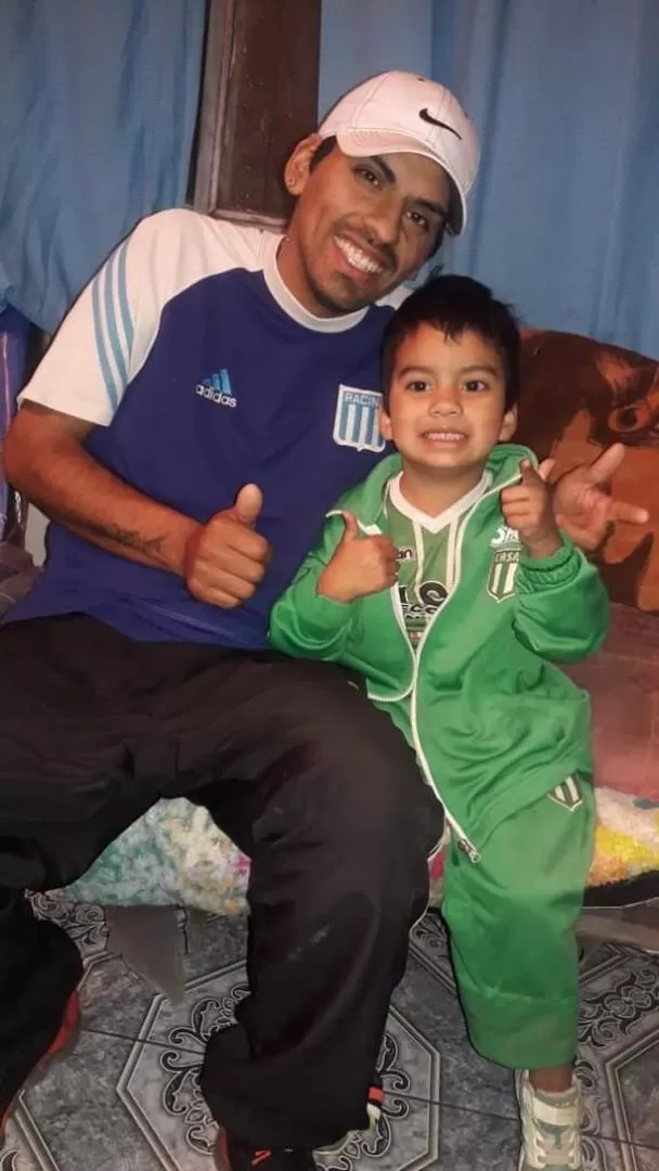 EN BUSCA DE SU HISTORIA. Luis Hogas tiene 31 años y posa en la foto junto a su pequeño hijo Tiziano. 