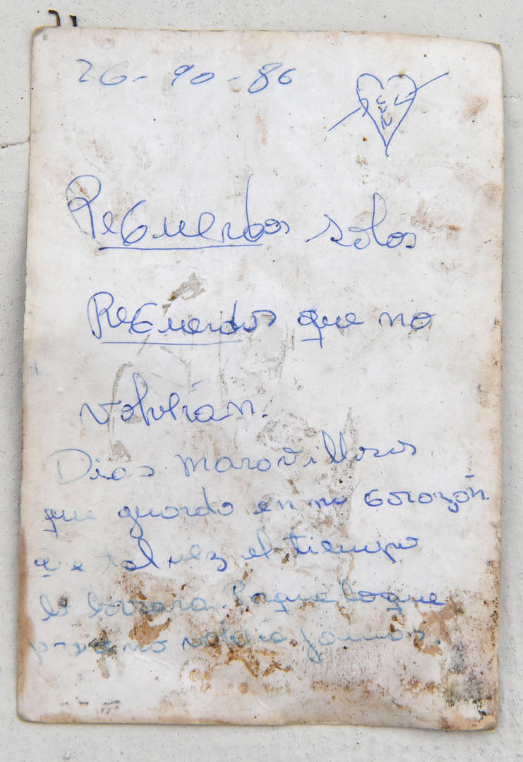 MENSAJE OCULTO. Normal Cabral solía escribirle a Carlos, poesías. A veces para atesorar momentos juntos y otras para lidiar con el enojo.