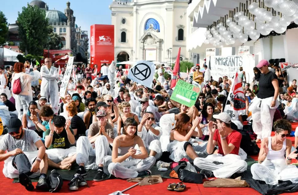 MANIFESTACIÓN. Unos 300 ecologistas se sentaron en la alfombra roja. 