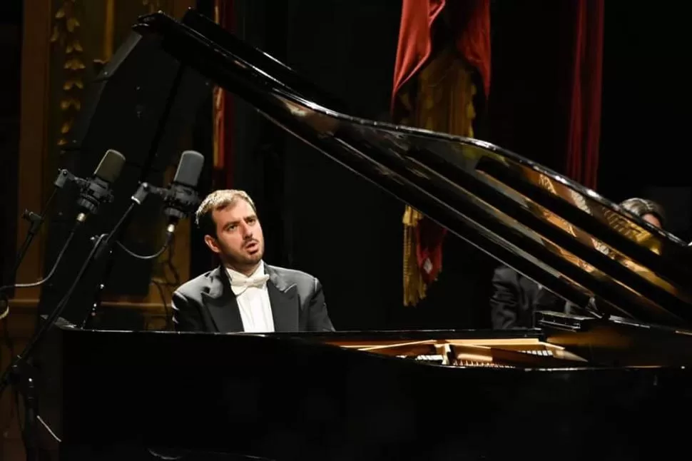 AL PIANO. Giulio Biddau actuó en el teatro Libertador de Córdoba. 