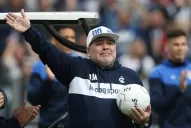 Maradona vuelve a dirigir en la Argentina: un lobo feroz y emocionado