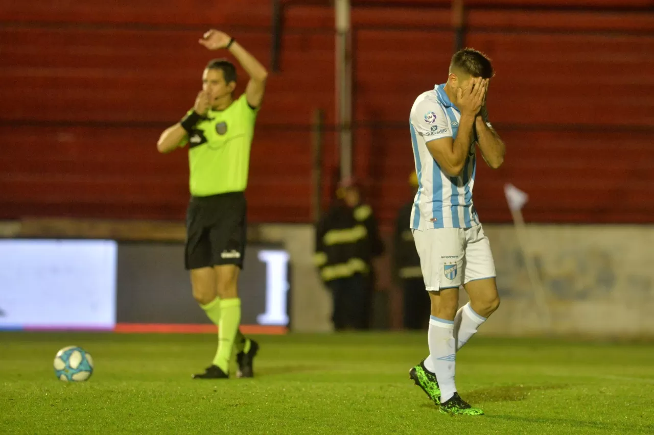 NO LO PUEDE CREER. Burián le atajó el penal a Díaz y Atlético fue eliminado. JAVIER ESCOBAR / ESPECIAL PARA LA GACETA