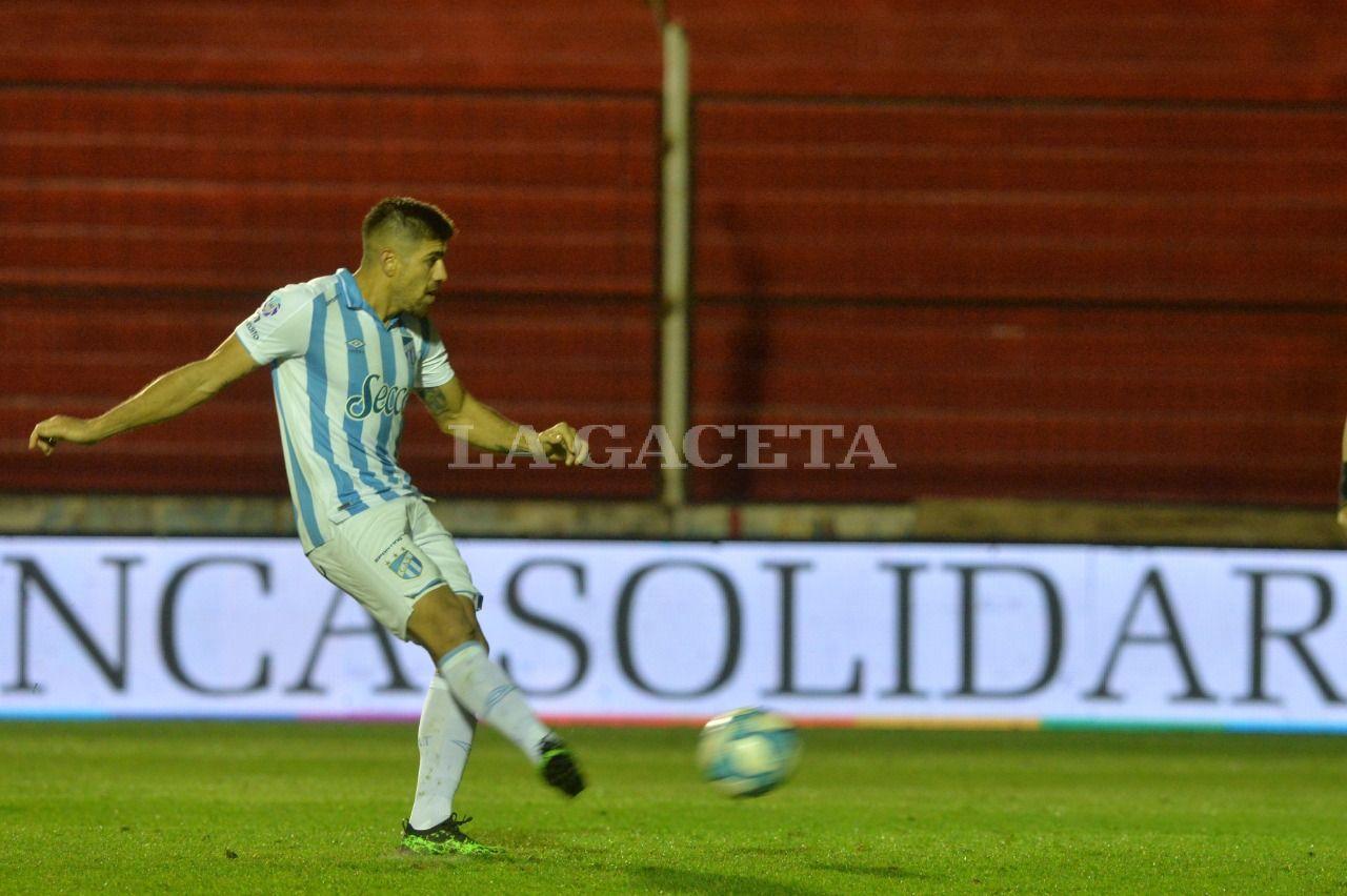 EL FIN. Díaz remató y burián se lo atajará. JAVIER ESCOBAR / ESPECIAL PARA LA GACETA