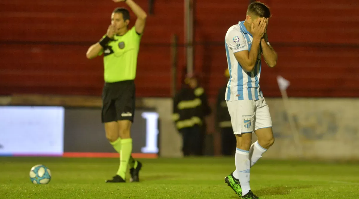 Leandro Díaz, después de fallar su penal.