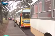 En ómnibus llevaron a los militantes al parque para recibir a Alberto Fernández