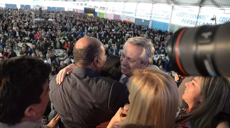 ABRAZADOS EN EL ESCENARIO. Juan Manzur y Alberto Fernández se saludaron con afecto en el predio de ATSA (Paraguay y Thames).