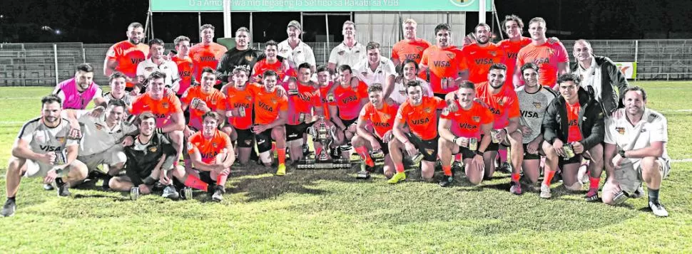 CAMPEONES. Jaguares XV y la foto con la copa que había ido a buscar. En su primera temporada en la First Division, el equipo argentino demostró una superioridad manifiesta a lo largo de todo el campeonato y se consagró merecidamente. En el futuro peleará por la posibilidad de ascender a la Premier Division.