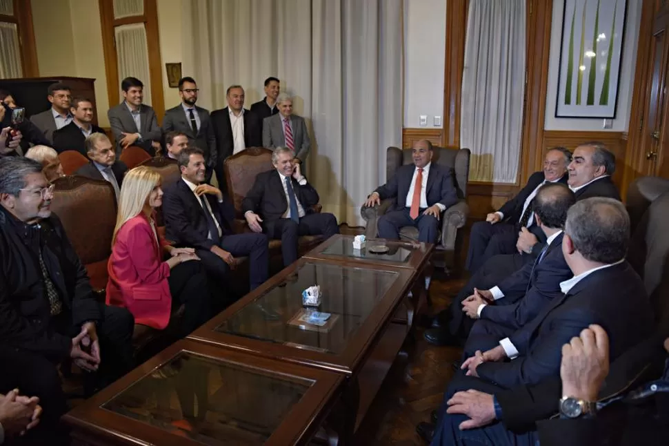 ANTEDESPACHO. Manzur, con Alberto Fernández a la derecha y el empresario Acevedo y el sindicalista Daer a la izquierda, encabezó la rueda de diálogo. la gaceta / foto de juan pablo sánchez noli