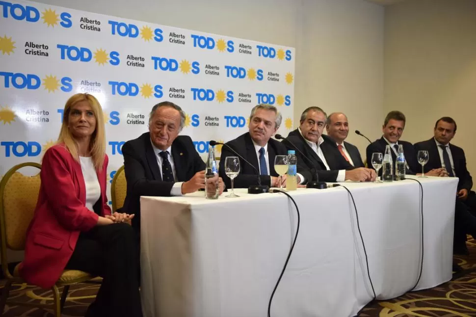 EL CONTACTO CON LA PRENSA. Magario, Acevedo, Fernández, Daer, Manzur, Massa y Herrera Ahuad en la ronda de ayer con los medios. la gaceta / foto de Inés Quinteros Orio