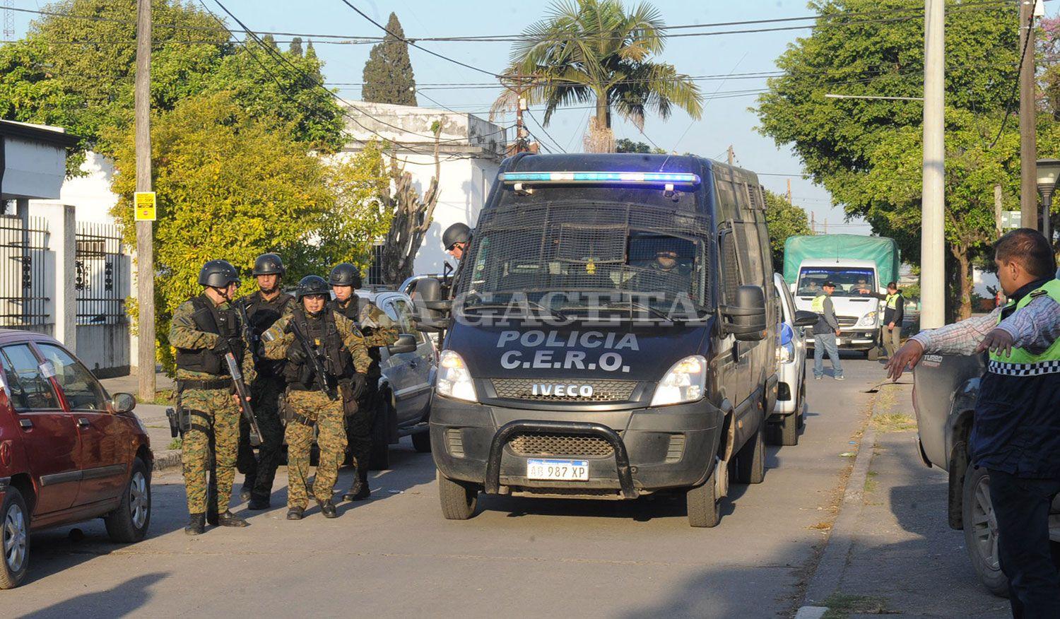 FUERTE CUSTODIA. Seis patrulleros y varios motoristas escoltaron al ex prófugo hasta la división Homicidios.