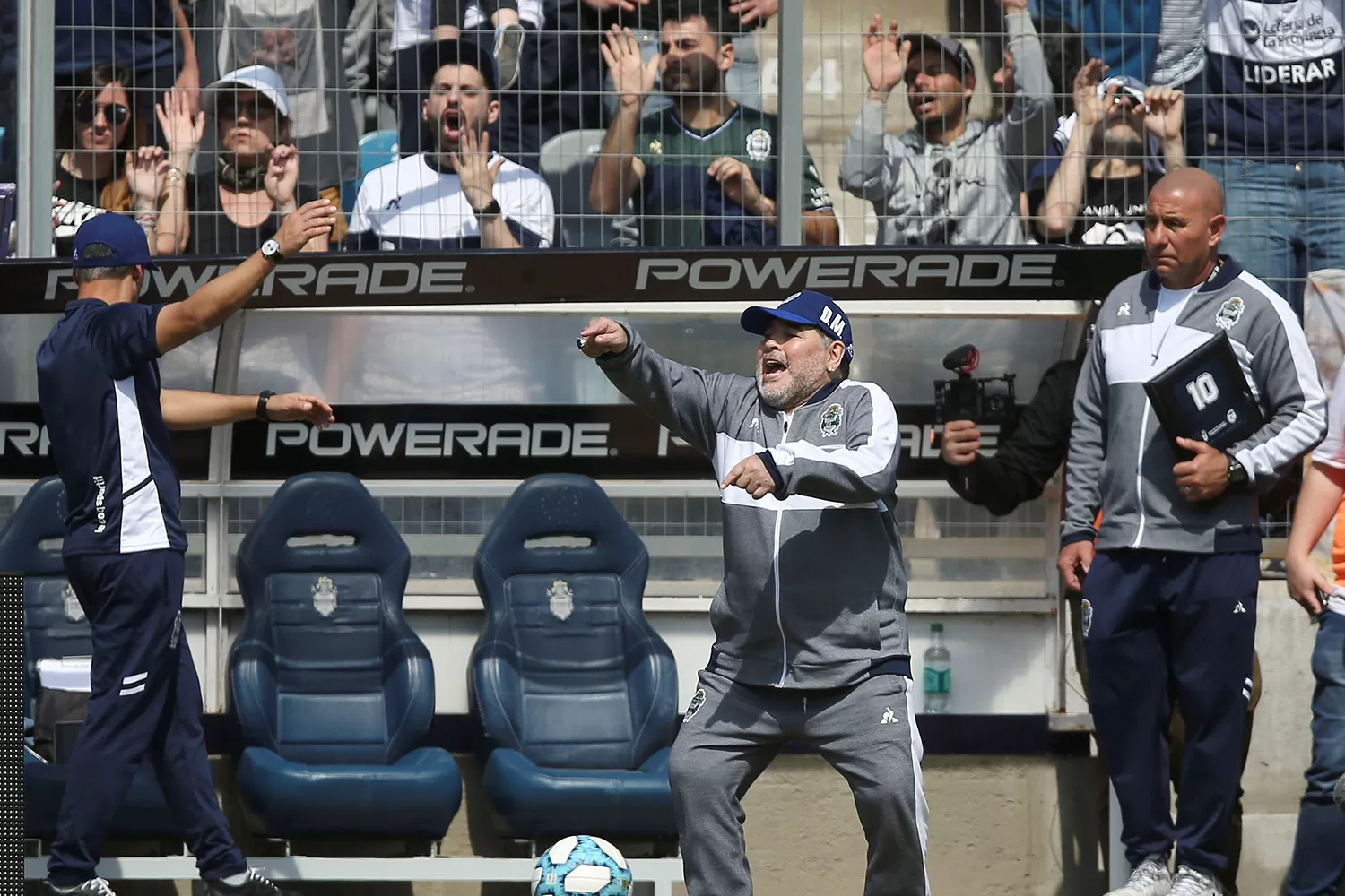 DE LOCOS. Fiel a su costumbre, Maradona vivió el partido con Racing con toda su intensidad emocional. REUTERS