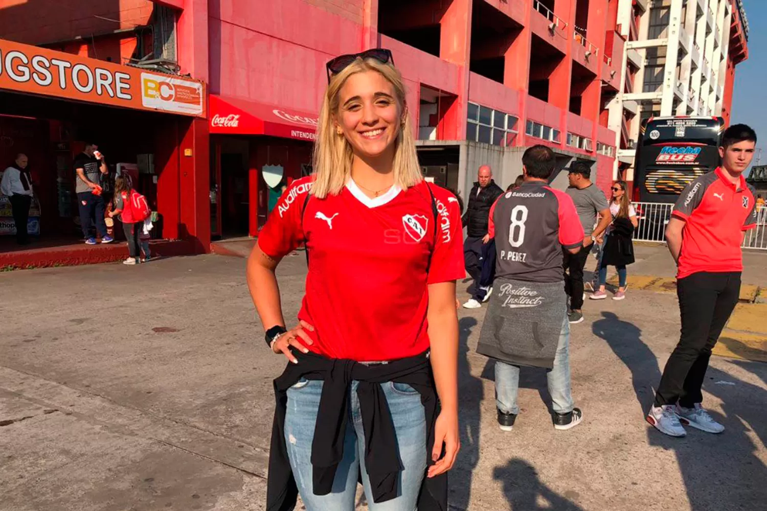 EN CASA. La triple medallista panamerica en natación fue a alentar a Independiente. FOTO DEL TWITTER @INFIERNOROJO.COM