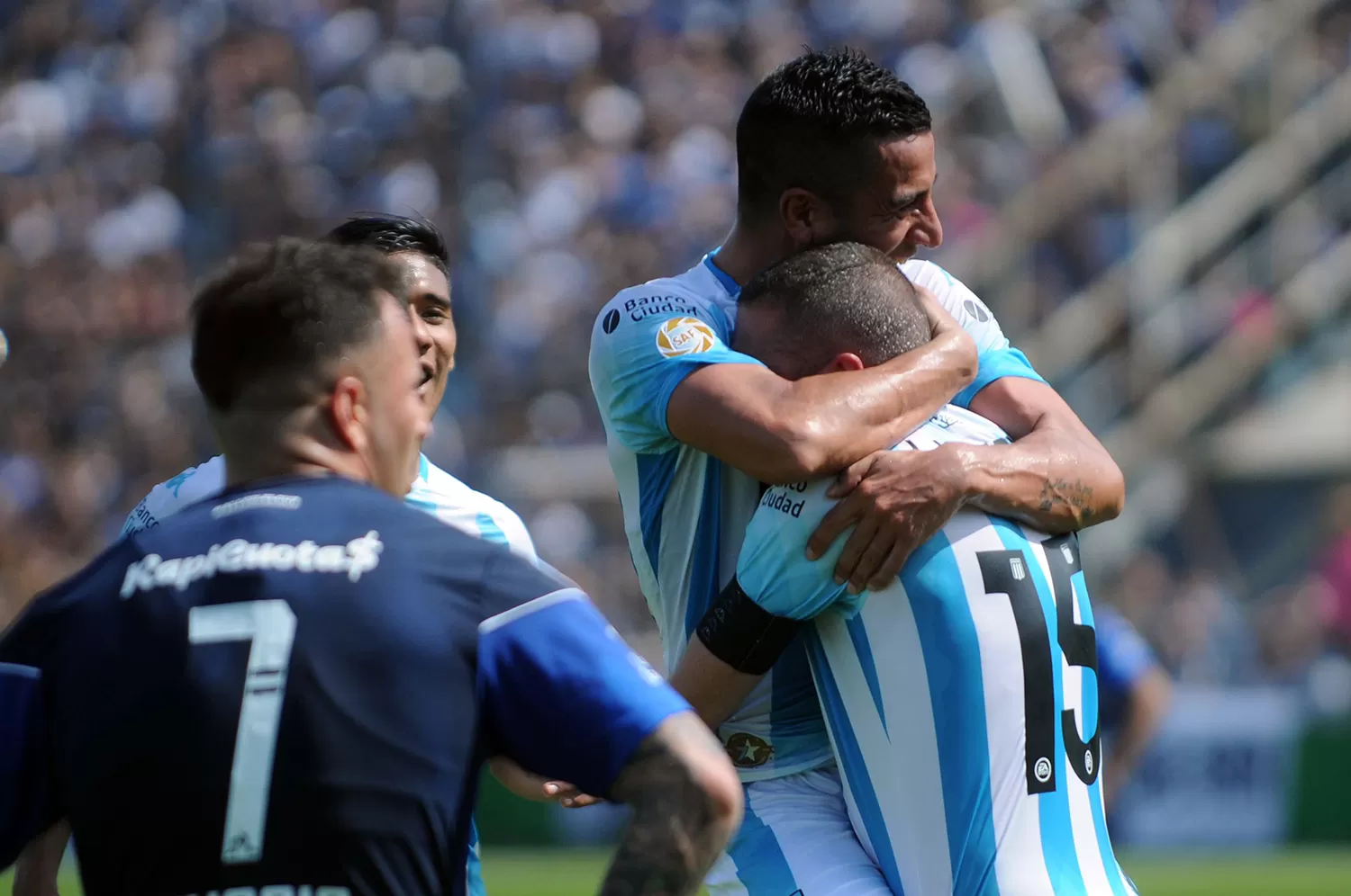 LEVANTADA. Coudet valoró que su Racing, campeón reinante, logró los tres punto en La Plata. TÉLAM