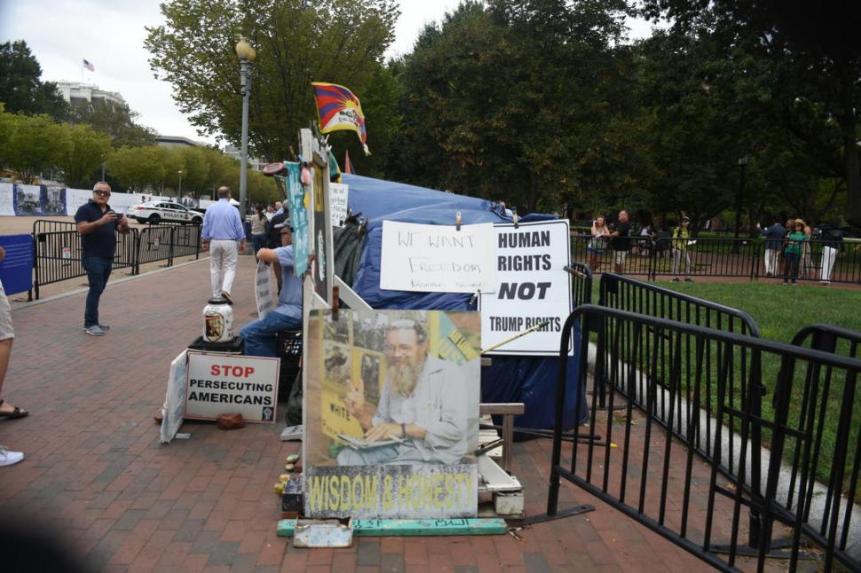 PROTESTA. Las políticas de Trump cosechan críticas, frente a la Casa Blanca. “Derechos Humanos, no derechos de Trump”, dice la pancarta central.