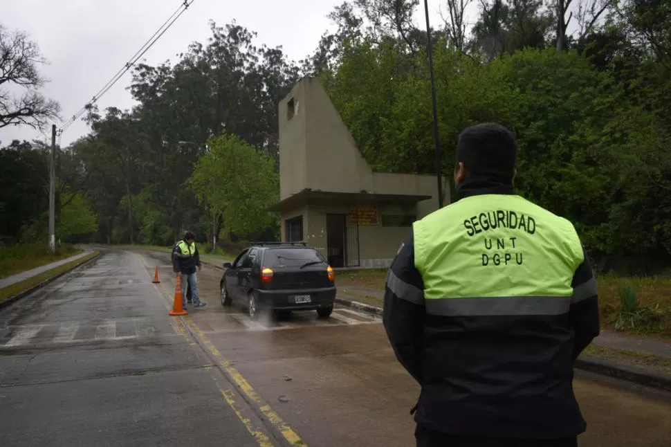 “¿SEÑOR, A DÓNDE SE DIRIGE?”. Desde comienzos de este mes, guardias vigilan el camino a Horco Molle.  la gaceta / foto de Juan Pablo Sánchez Noli