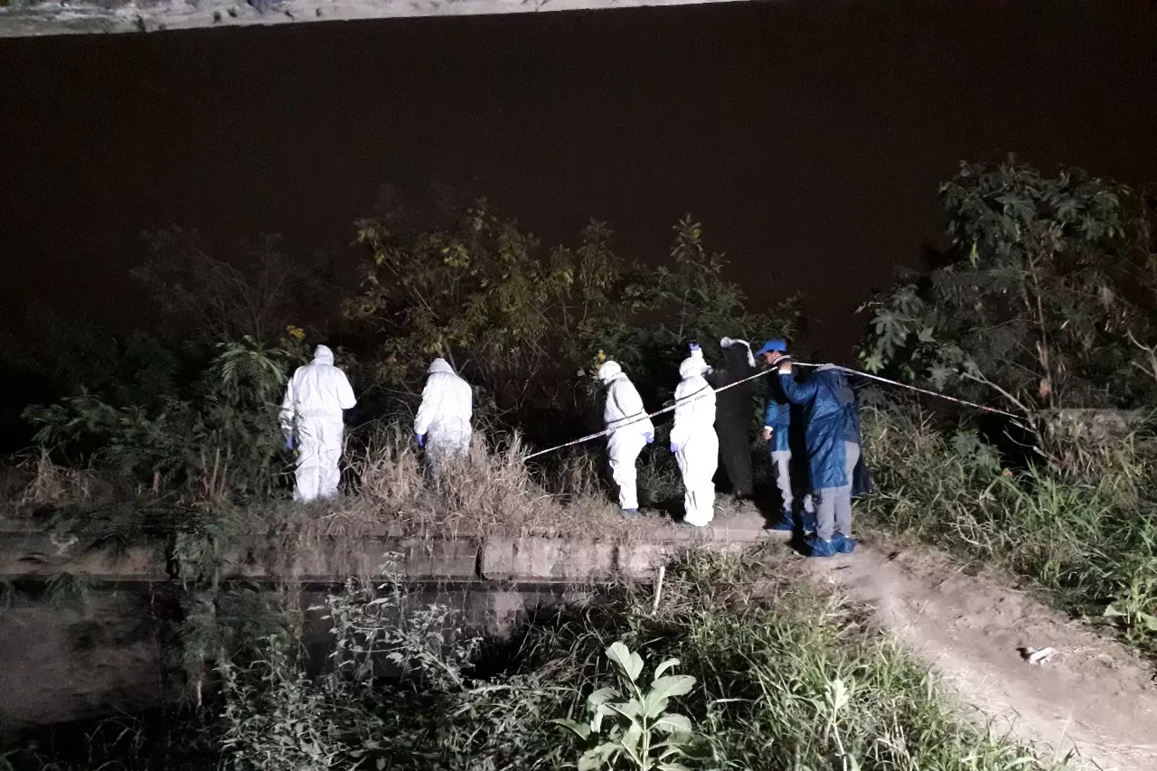 EN EL COLMENAR. Los forenses, en la noche del 8 de agosto.