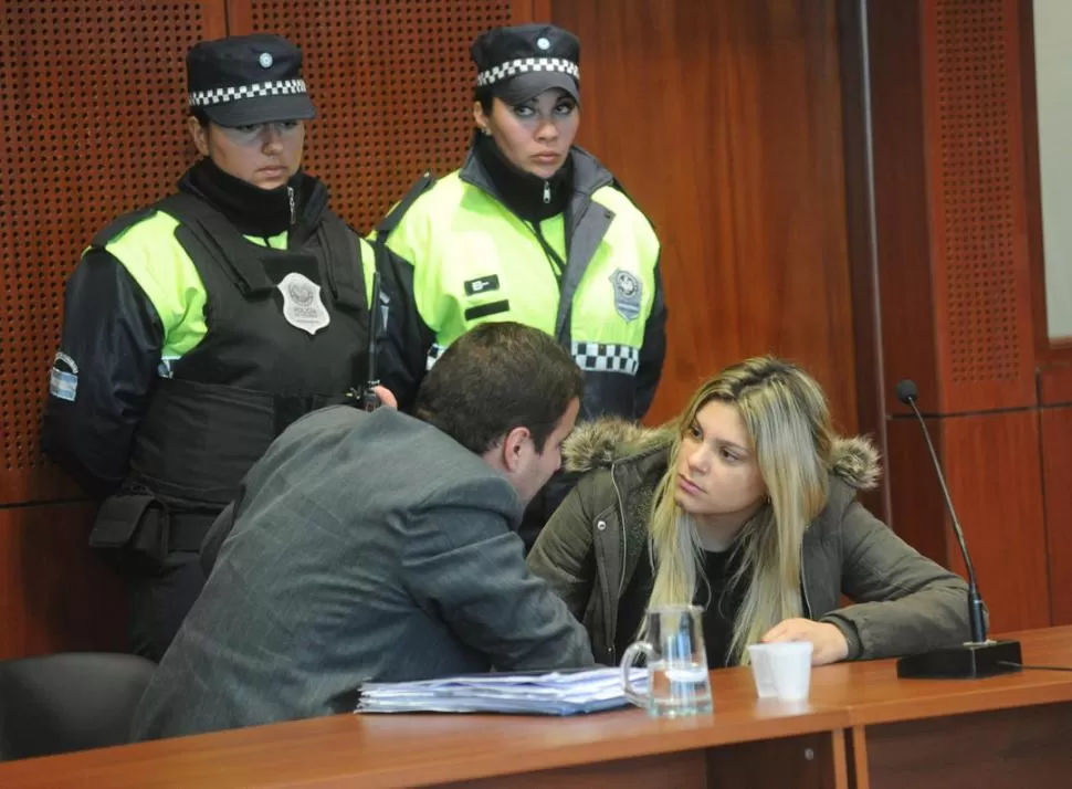 MOMENTO. El abogado de la joven le explica que seguirá cumpliendo con la prisión preventiva en su domicilio. 