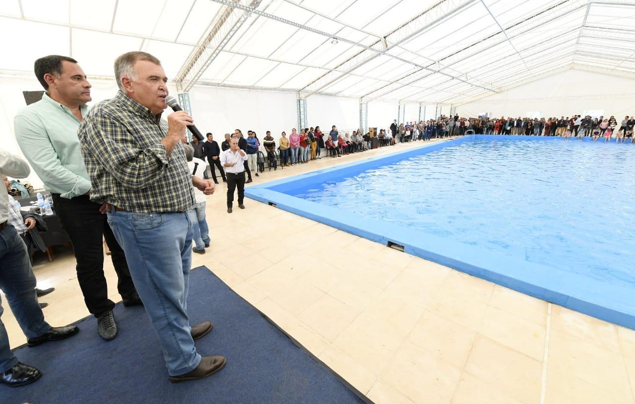 EN LA COCHA.  Jaldo inauguró el cerramiento y la climatización de la pileta del complejo General San Martín.