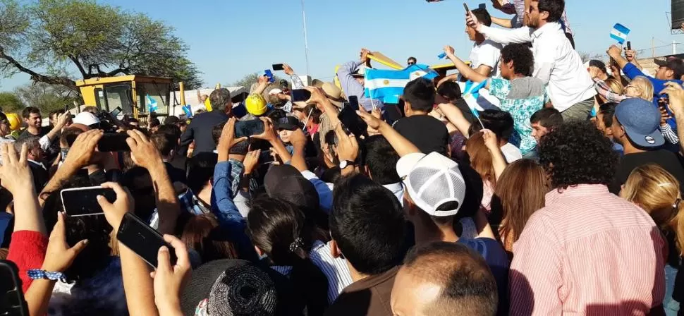 RODEADO. Macri (de traje, al centro), fue rodeado por vecinos y productores agropecuarios que quisieron saludarlo y sacar fotos de su paso por 7 de Abril. 