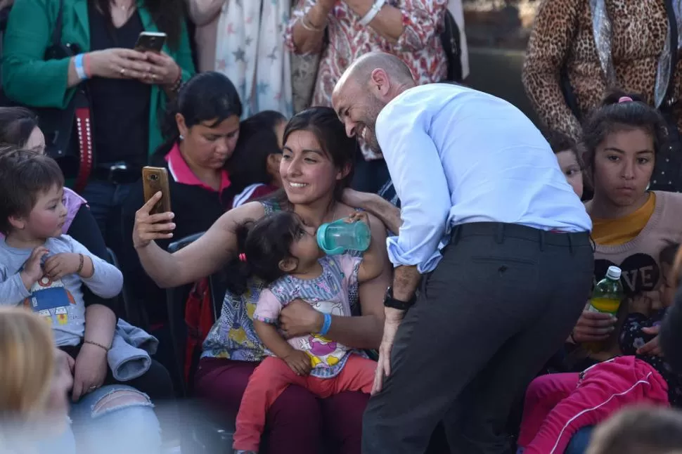 UNA FOTO CON EL MINISTRO. Dietrich posa con una vecina taficeña. 