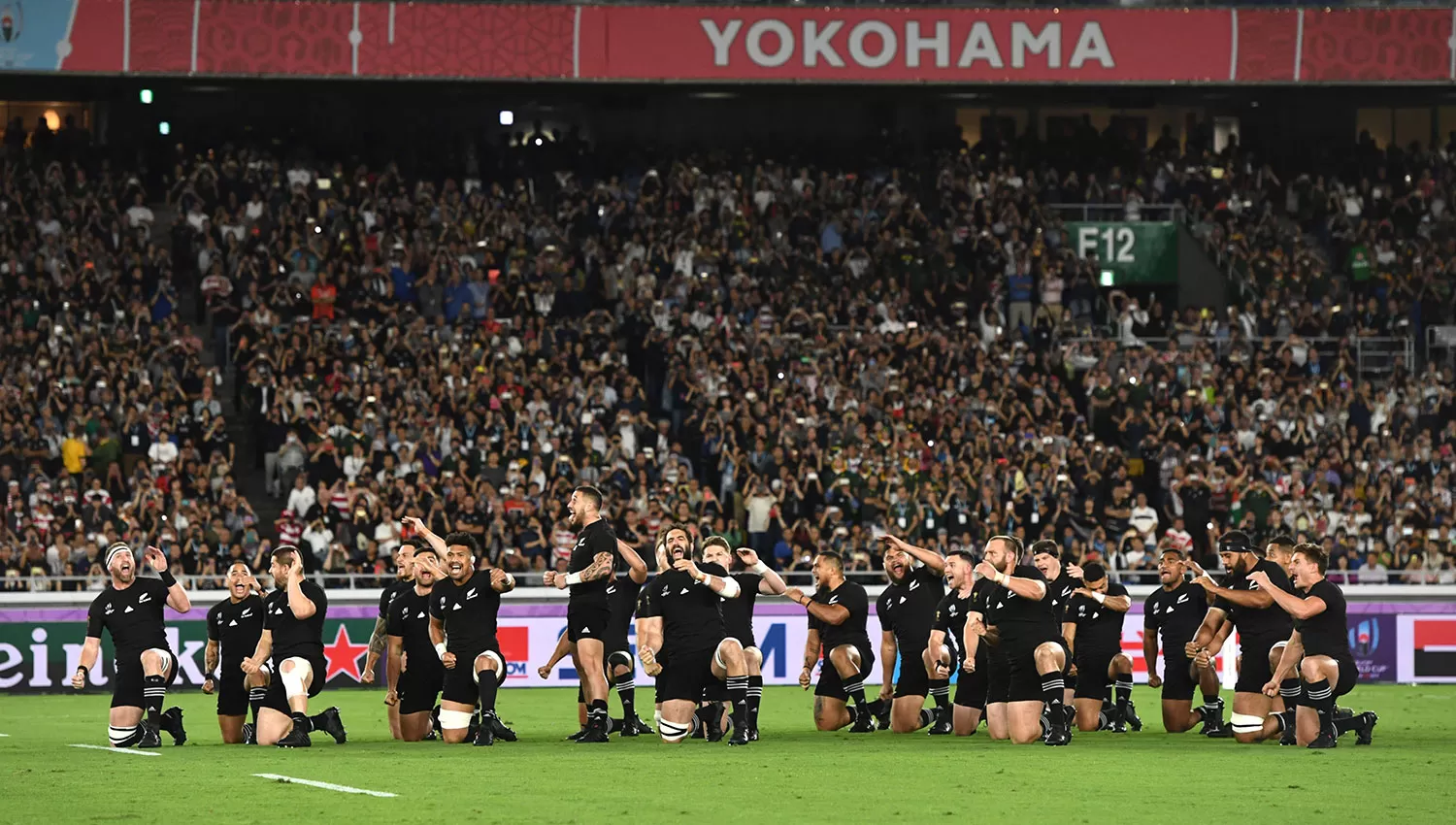 El haka hizo temblar al estadio de Yokohama. REUTERS