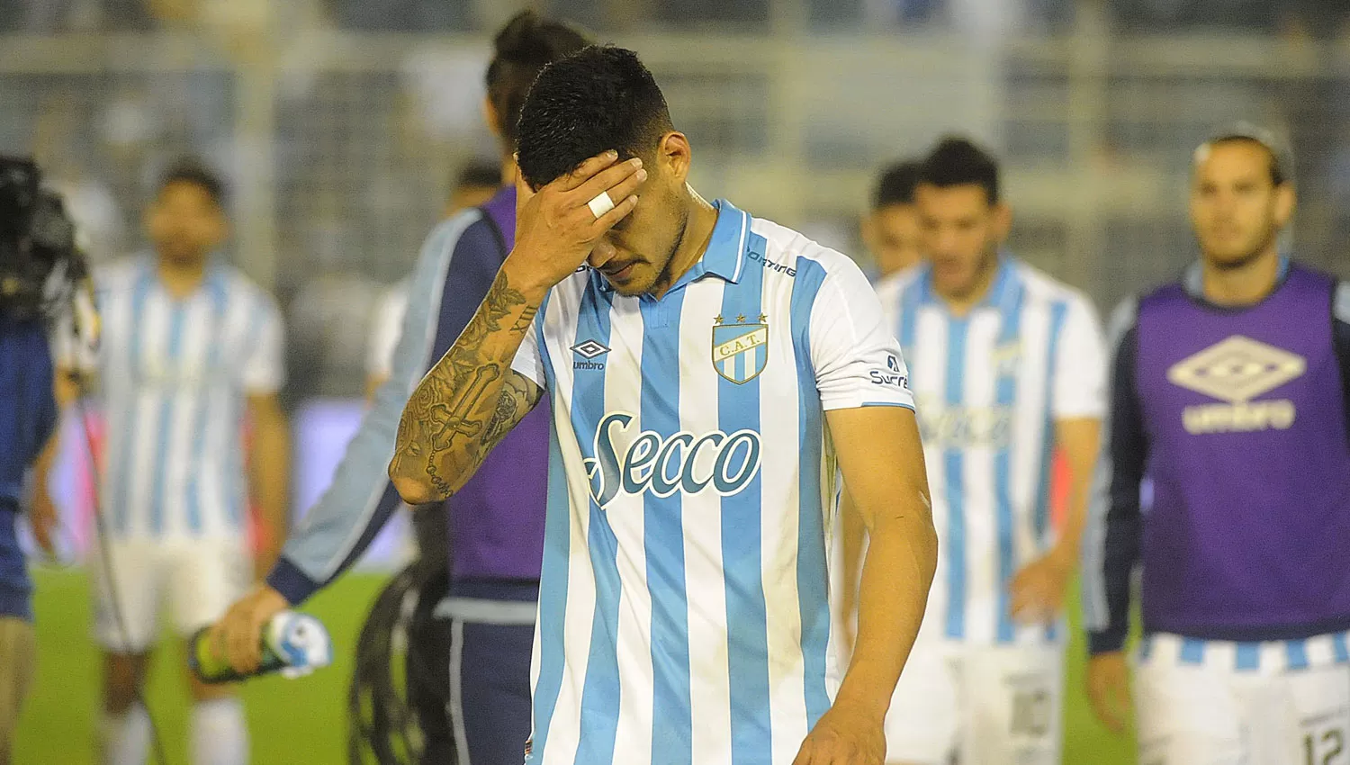 SIN CONSUELO. Cabral y sus compañeros no se encuentran en la cancha y el desempeño del equipo lo siente.