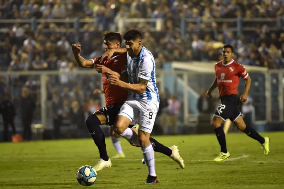 MUCHA ENTREGA, POCO PESO. Díaz fue de los pocos que mostró algo de ganas de revertir el presente, pero no encontró el fútbol que se necesita para lograrlo. la gaceta / foto de Inés Quinteros Orio