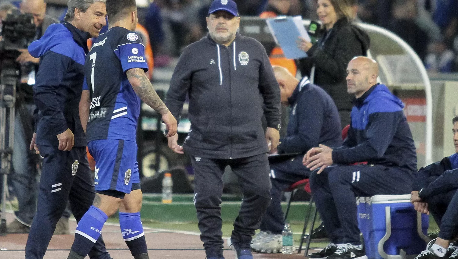 EN EL KEMPES. Maradona causó sensación en el estadio cordobés.