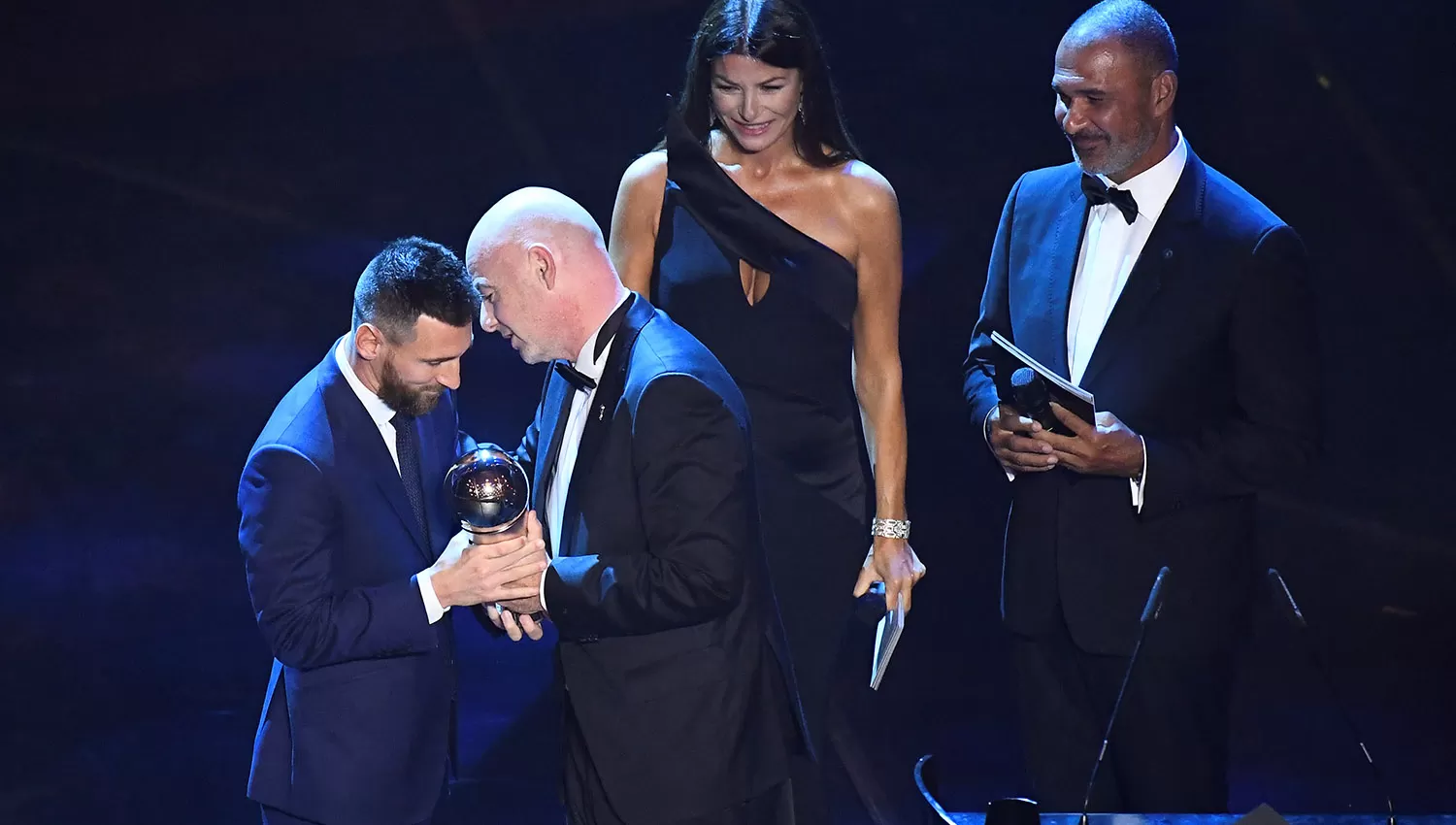 EN TIEMPOS DE FÚTBOL... Lionel Messi recibía el premio FIFA de la mano de su presidente, Gianni Infantino. (REUTERS)