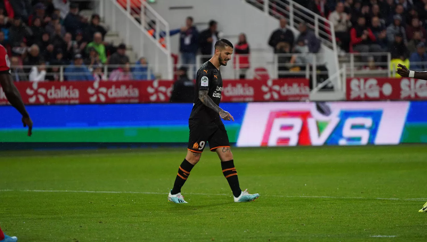 Darío Benedetto tuvo algunas oportunidades para anotar. (FOTO TOMADA DE TWITTER @OM_Espanol)