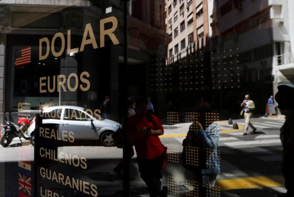 ALTIBAJOS. El dólar minorista repuntó 24 centavos en su cotización, pero el paralelo cayó 50 centavos. REUTERS (archivo)