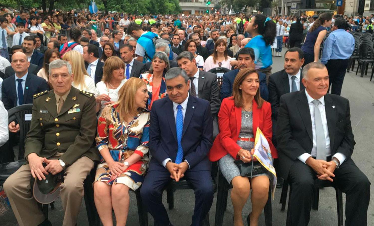 EN LA PLAZA INDEPENDENCIA. Germán Alfaro y Osvaldo Jaldo, entre otras autoridades, participaron de la misa.