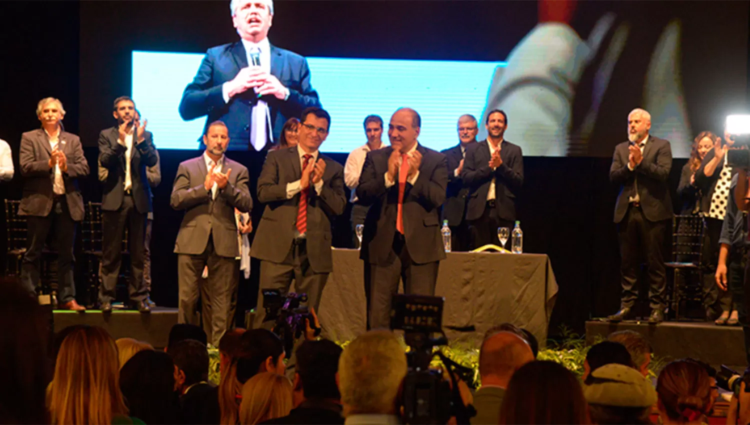 EN EL MERCEDES SOSA. Yedlin, junto al gobernador Manzur en la presentación del plan Estratégico.