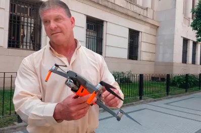 Un drone se enganchó en un árbol y el dueño vio por la cámara que alguien subió y se lo llevó