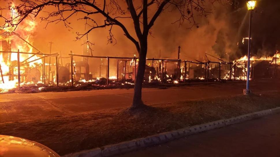 PEOR SINIESTRO EN DÉCADAS. Un lector aportó la foto que revela la magnitud del incendio, que se propagó fácilmente por los maderos y los techos de paja. 