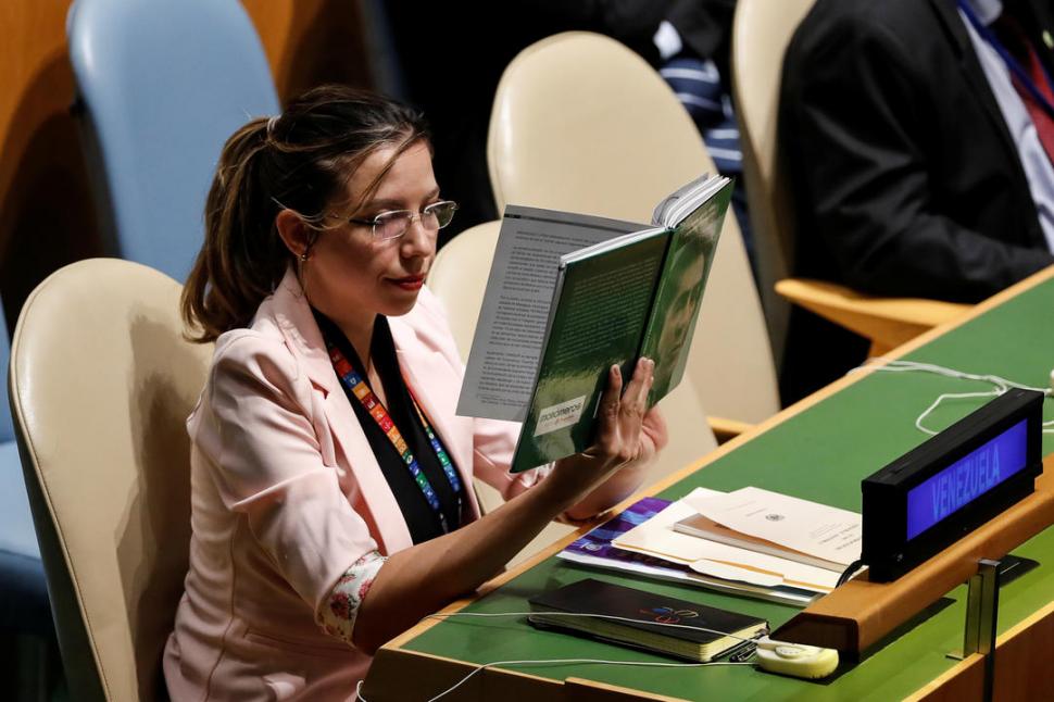 PREFIRIÓ LEER. Una venezolana no escuchó el discurso de Trump. 