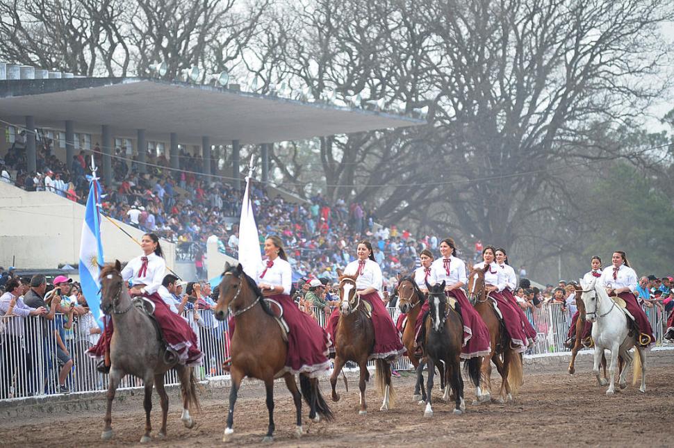 PRESENTES. Una agrupación de mujeres gauchas desfiló por la pista, para recordar el 207° aniversario de la batalla de Tucumán. la gaceta / foto de hector peralta 