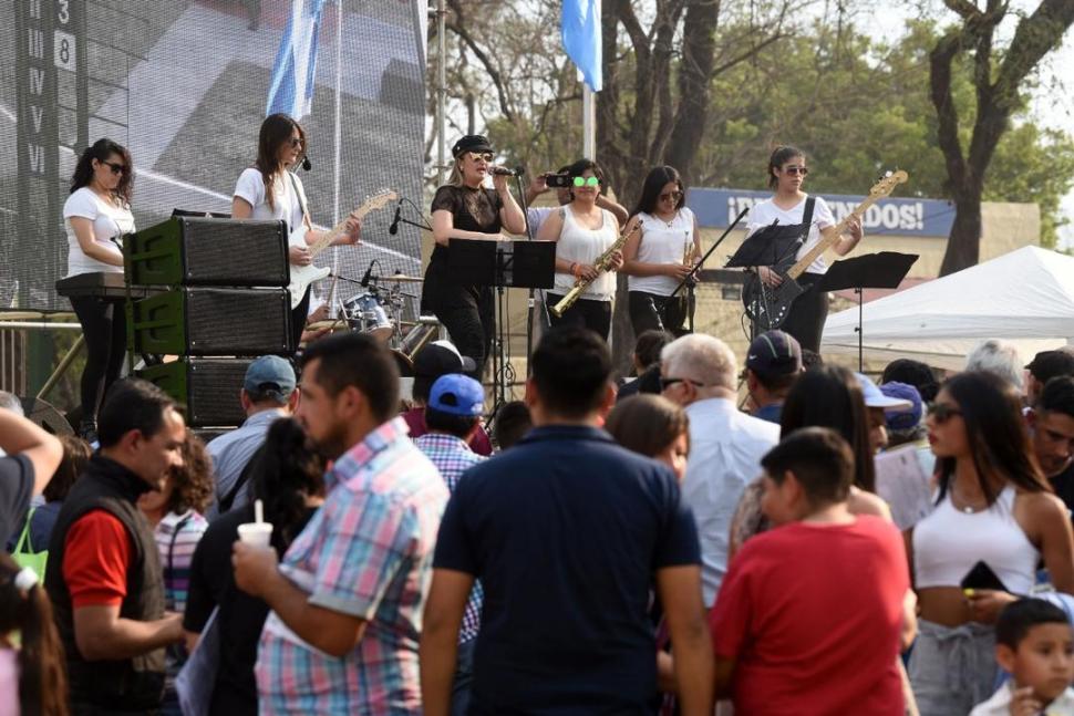 ¡A BAILAR! El grupo Elite Cover Band, integrado por siete mujeres, fue parte de la jornada festiva que se vivió ayer en el hipódromo.  