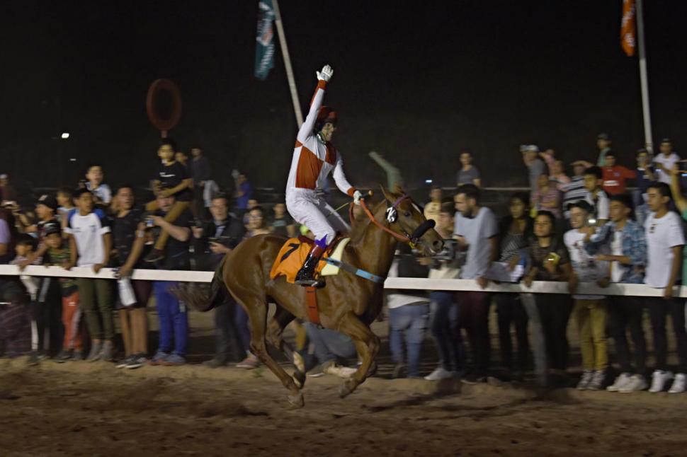 LA IMAGEN DE LA VICTORIA. Alderete, sobre Teenek, celebra con su brazo en alto.