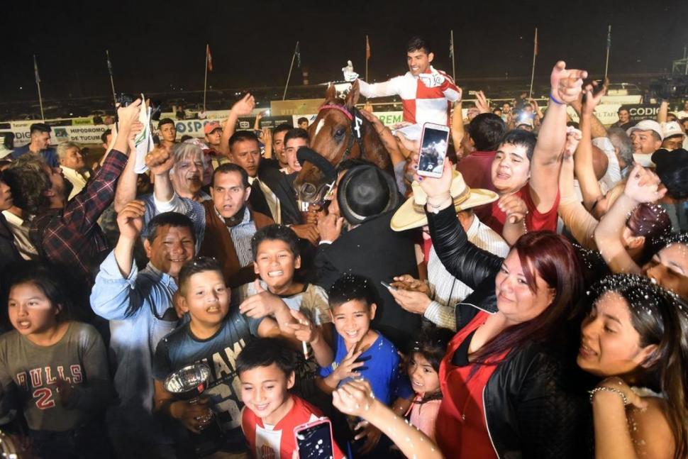 DELIRIO. El ganador del “Batalla de Tucumán” es recibido por sus simpatizantes antes de ingresar a la zona del podio.