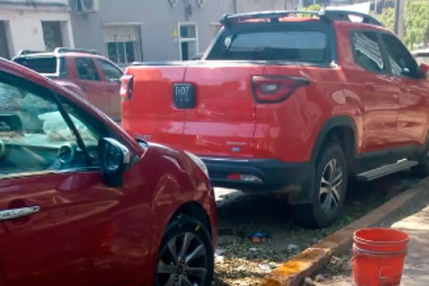 Quejas en una escuela porque lavan autos y bloquean la rampa para discapacitados