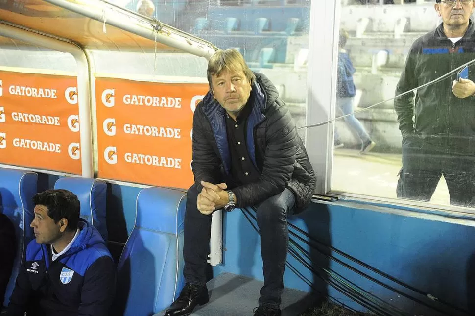 ANTE INDEPENDIENTE. El entrenador no encontró respuestas en el partido del último sábado y encajó una nueva derrota. la gaceta / fotos de hector peralta