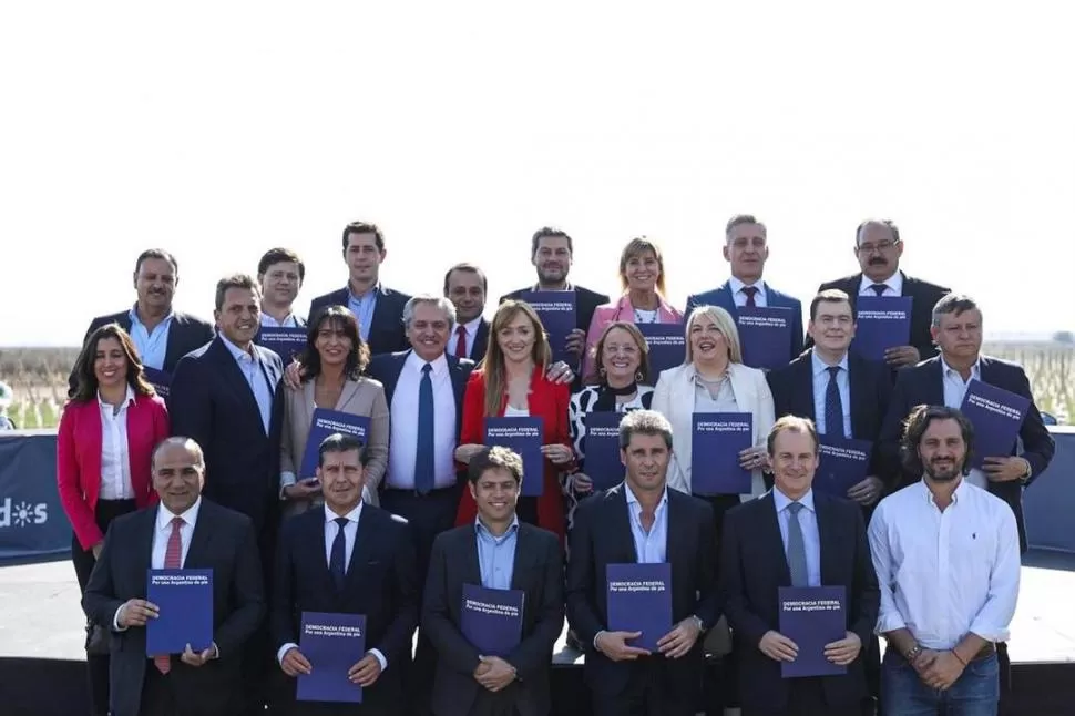 CUMBRE DE GOBERNADORES. Manzur (abajo a la izquierda), participó de la cumbre que encabezó Alberto Fernández en Mendoza en plena campaña.  