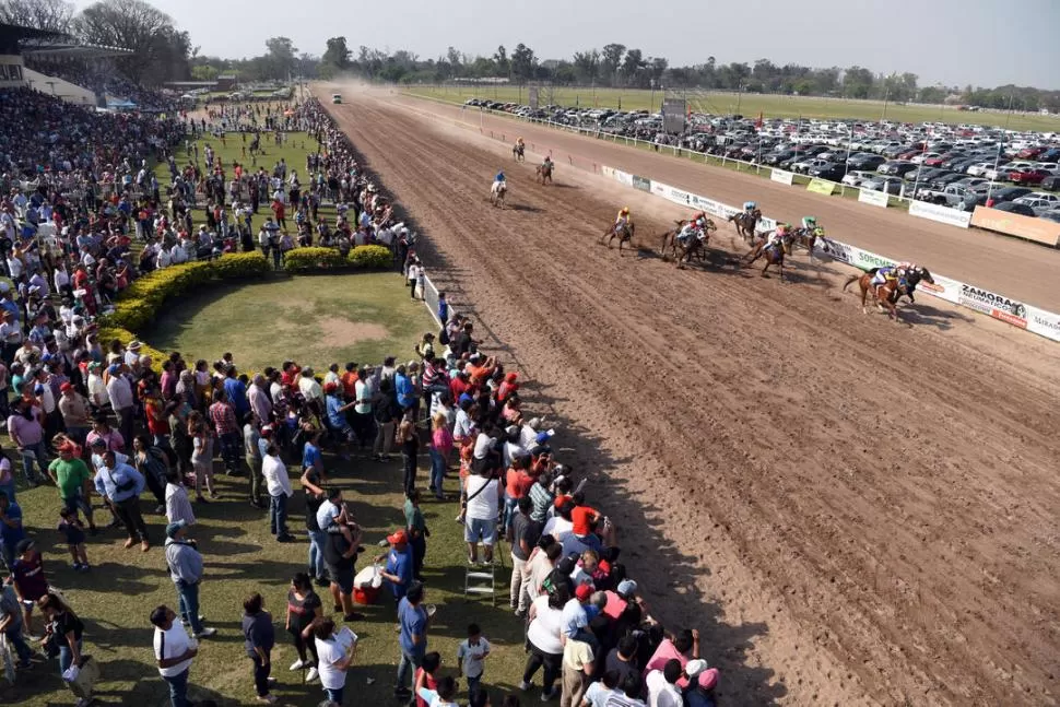 VISTA PARCIAL. La imagen muestra parte de la muchedumbre que ayer se llegó hasta el hipódromo para disfrutar de la jornada. En la pista, Fax -conducido por Facundo Navarro- empieza a palpitar su triunfo. la gaceta / fotos de diego aráoz