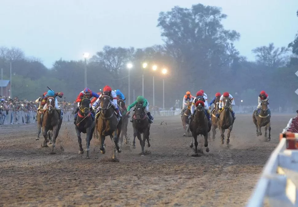 DEMOLEDOR. Don Costello ganó con notable autoridad la Carrera de las Estrellas. la gaceta / fotos de hector peralta