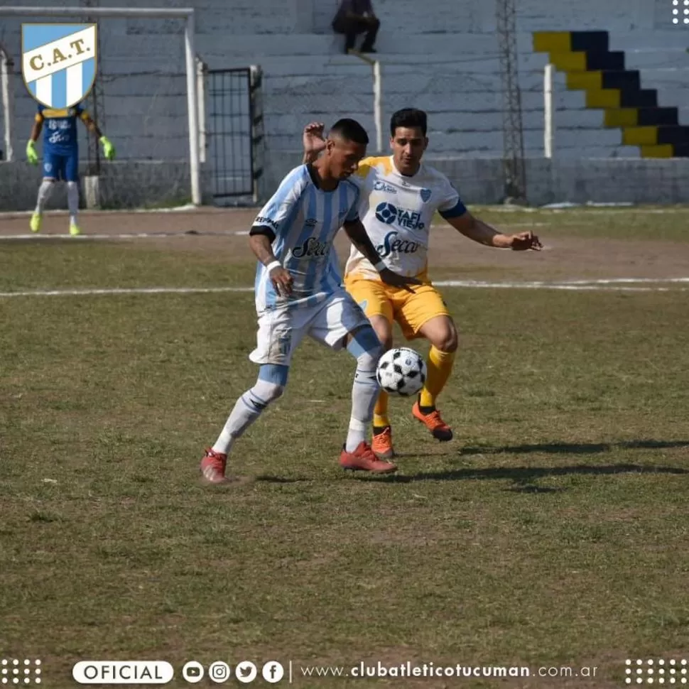 DESEQUILIBRANTE. Franco Comán (Atlético) y Gonzalo Lizárraga (Villa Mitre). prensa cat