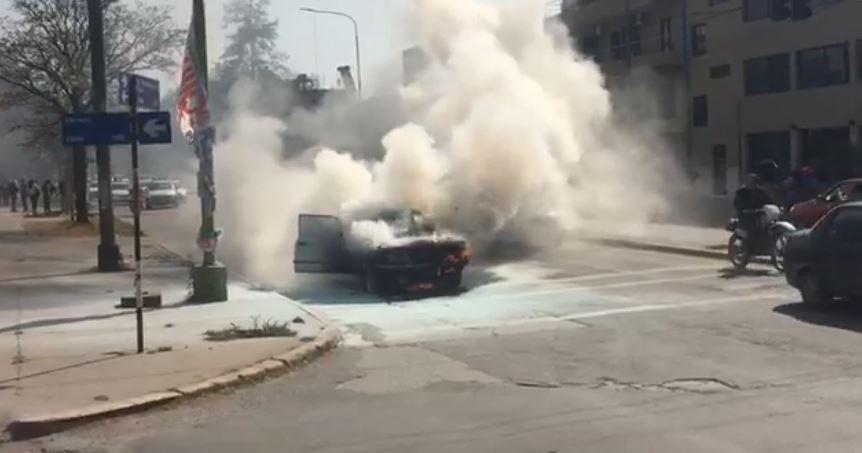 Un auto se prendió fuego a metros de una estación de servicio