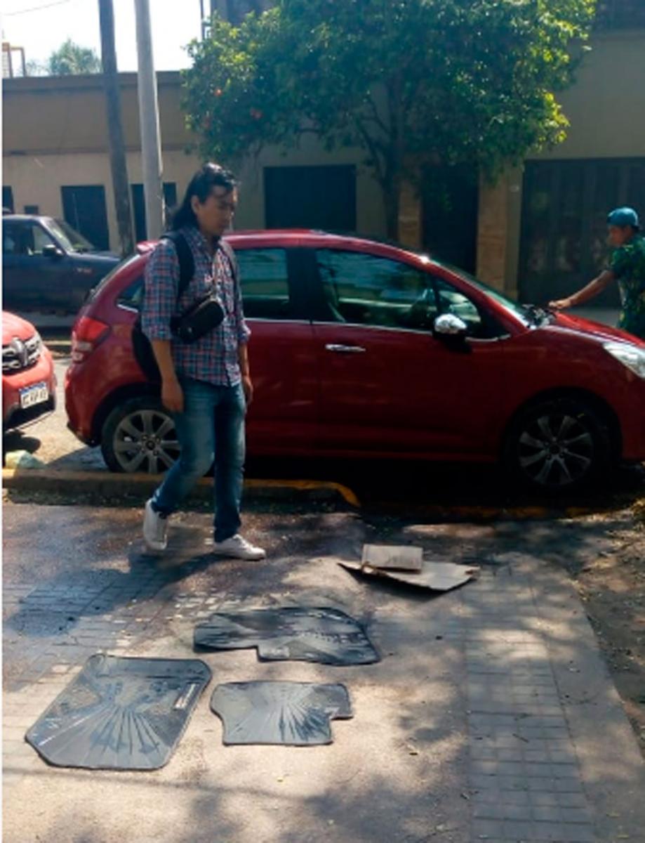 Quejas en una escuela porque lavan autos y bloquean la rampa para discapacitados