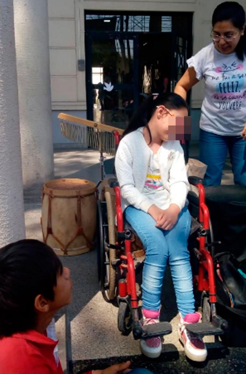 Quejas en una escuela porque lavan autos y bloquean la rampa para discapacitados