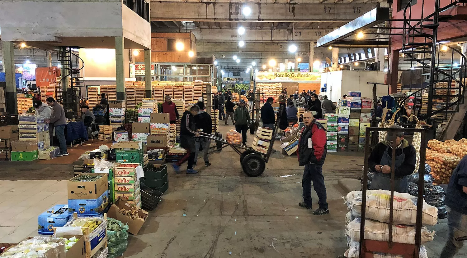 LA PREVIA. Recién a las 5 se abren las puertas del Mecrofrut. De 6 a 7 es solo para grandes clientes y mercado interno. FOTOS DE LEO NOLI